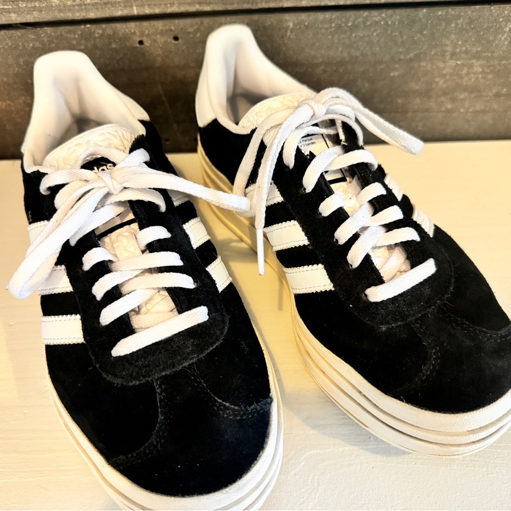 Adidas Gazelle Bold W (HQ6912) size 6.  These were worn twice by my daughter.